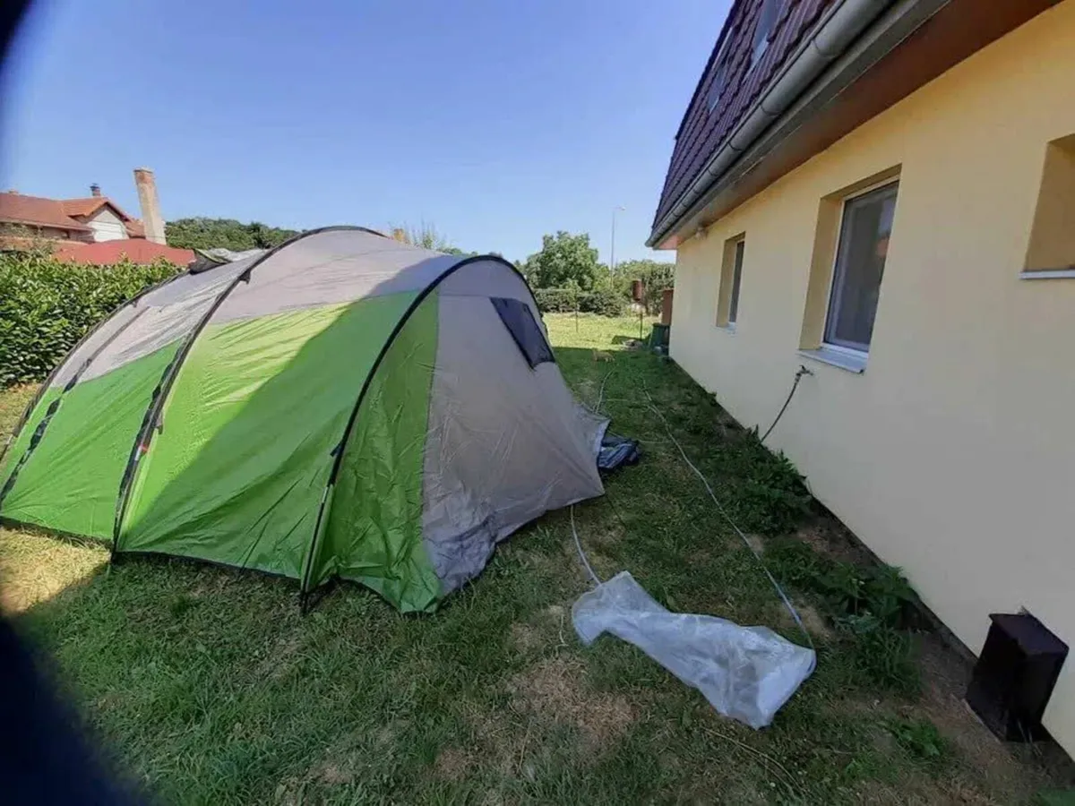 Spacious Tunnel Tent – Sleeps 4–5 - Image 2