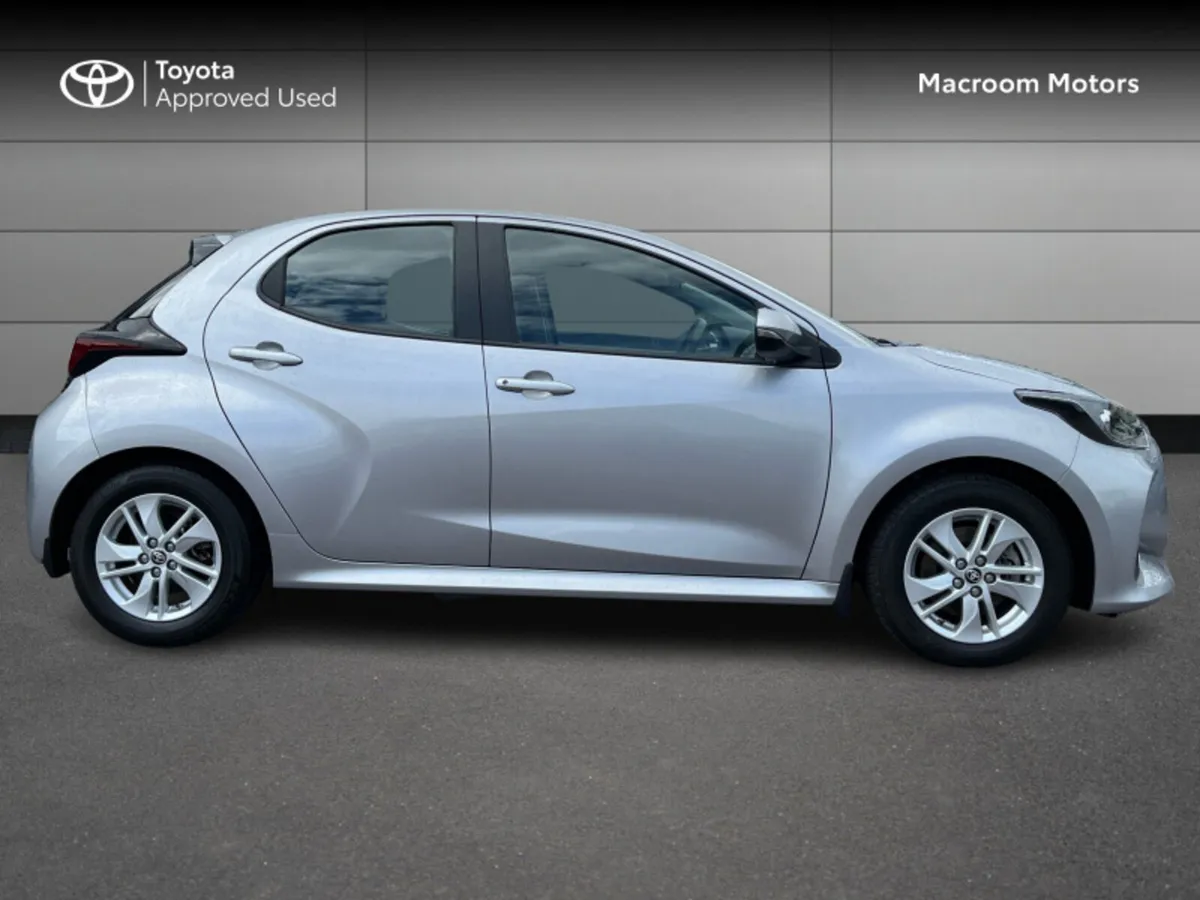 Toyota Yaris 1.5 HYBRID LUNA 4DR AUTO - Image 3