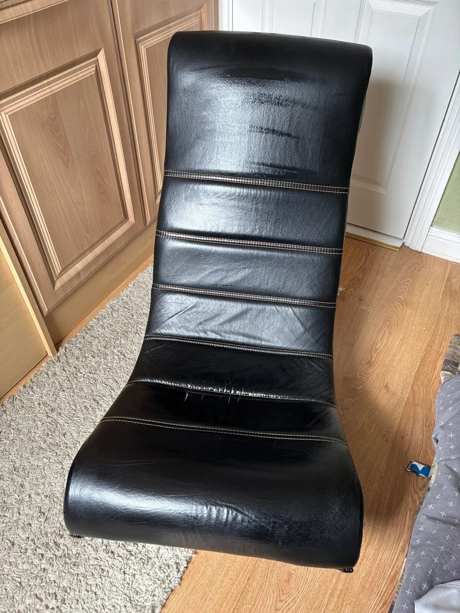 Gaming chair with speakers - Image 1