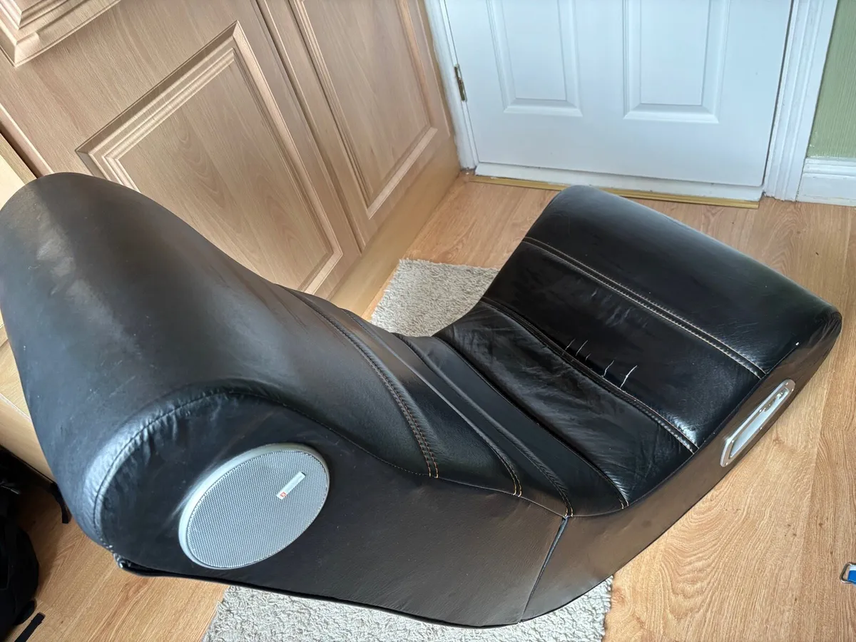 Gaming chair with speakers - Image 2