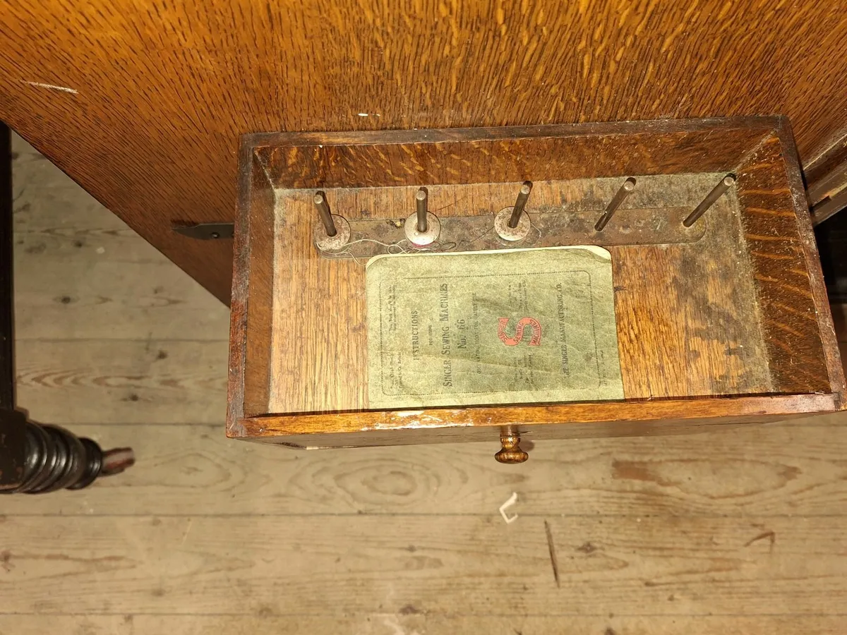 Antique sewing machine - Image 2
