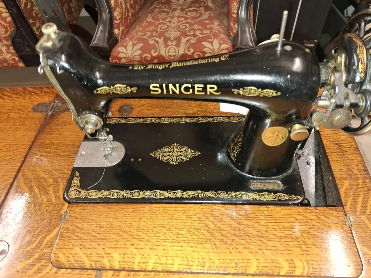 Antique sewing machine - Image 3