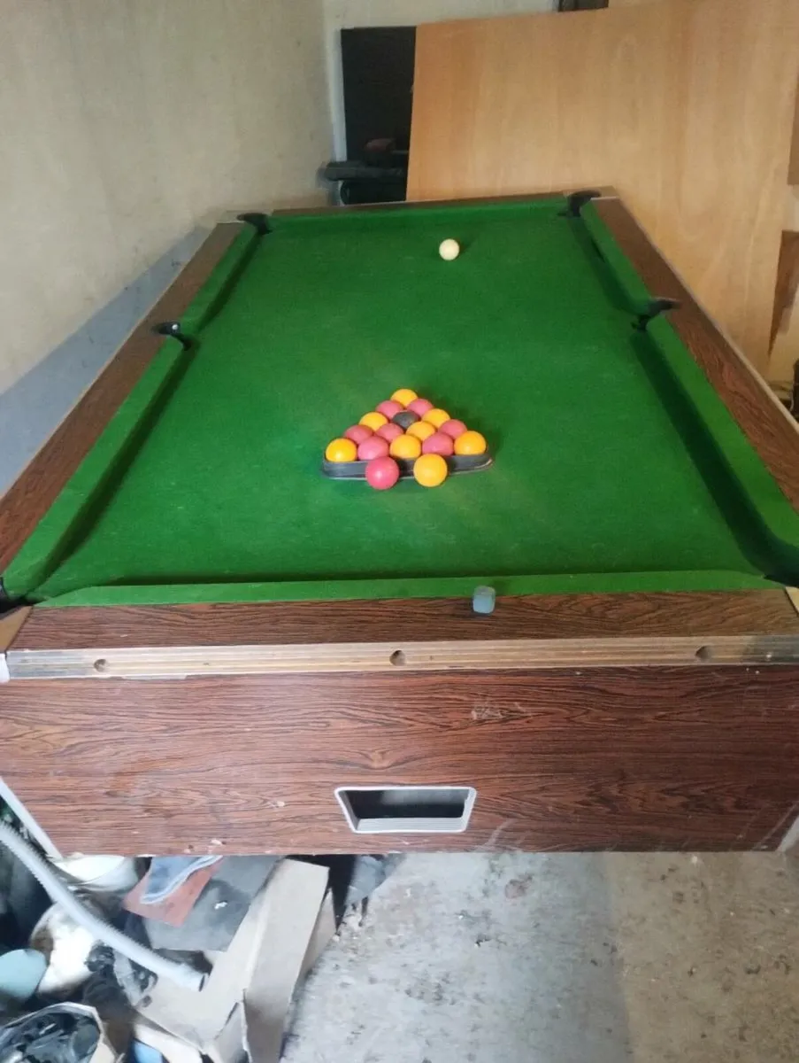 Pool table - Image 1
