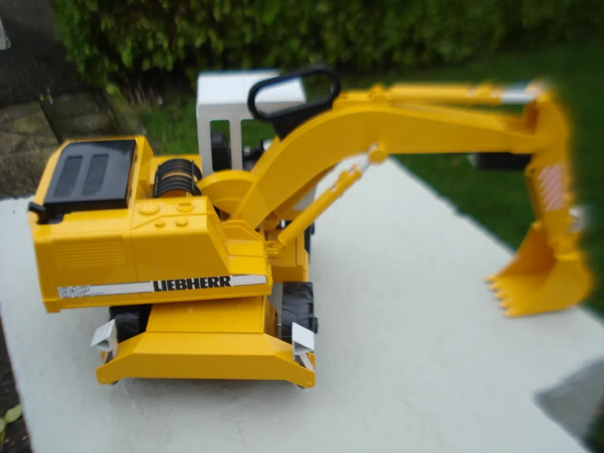 BRUDER LIEBHERR R912 EXCAVATOR. 1/16 SCALE. - Image 3