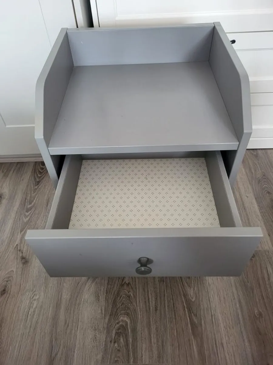 Double bed with matching tables - Image 3