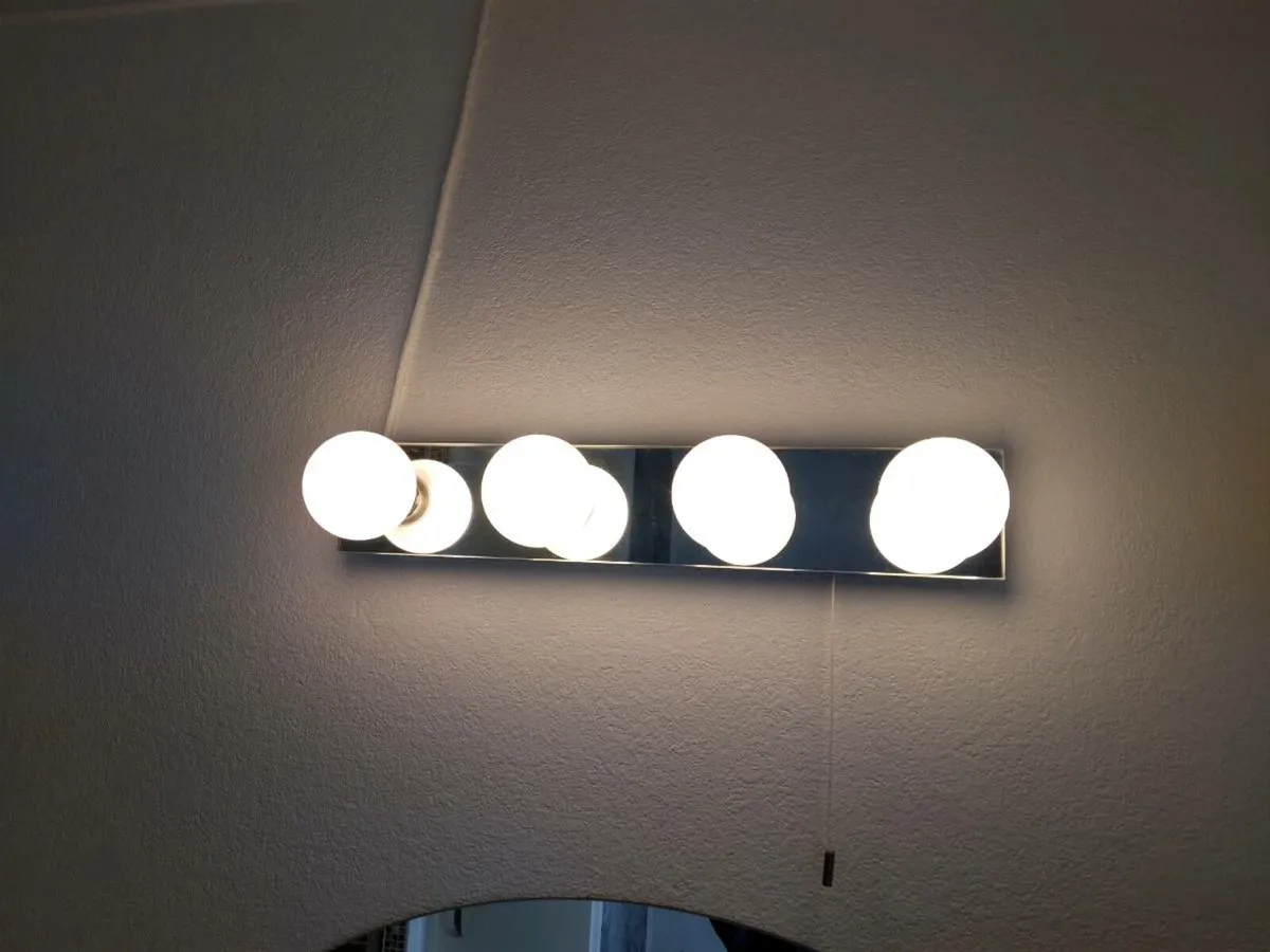 Hollywood Style Bathroom Light. - Image 3