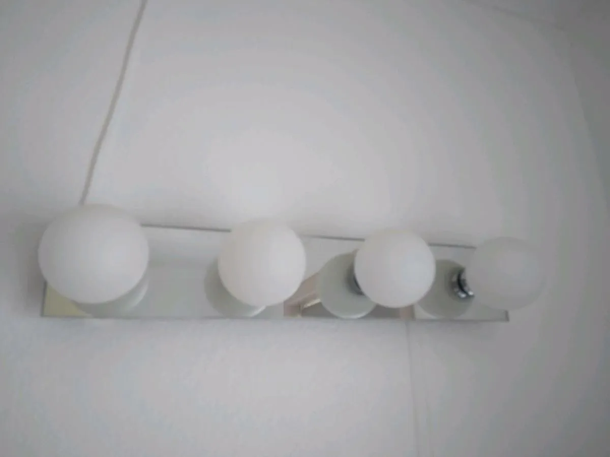 Hollywood Style Bathroom Light. - Image 4