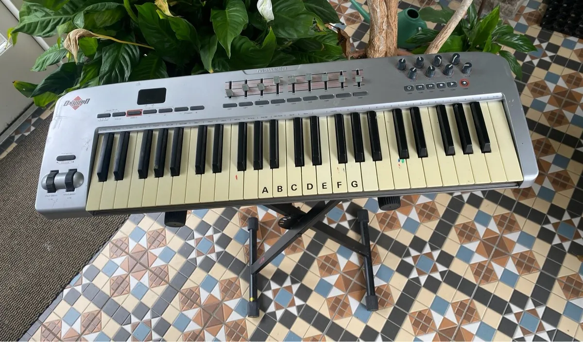 Oldschool MIDI Keyboard - Image 1