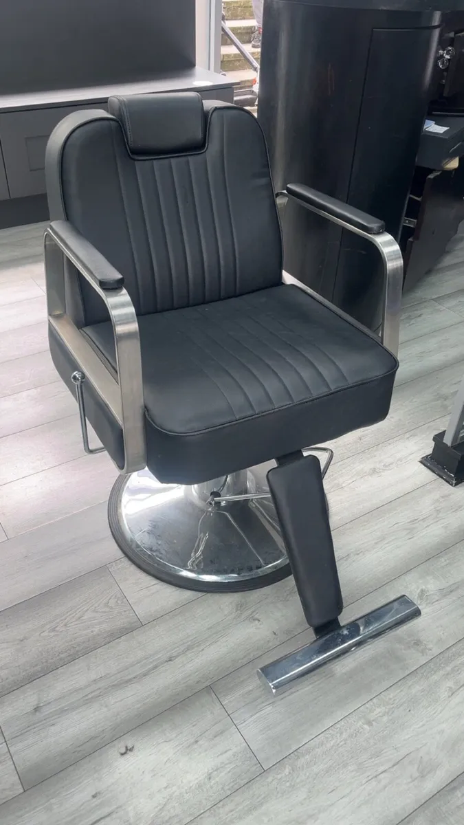 Barber chairs - Image 1