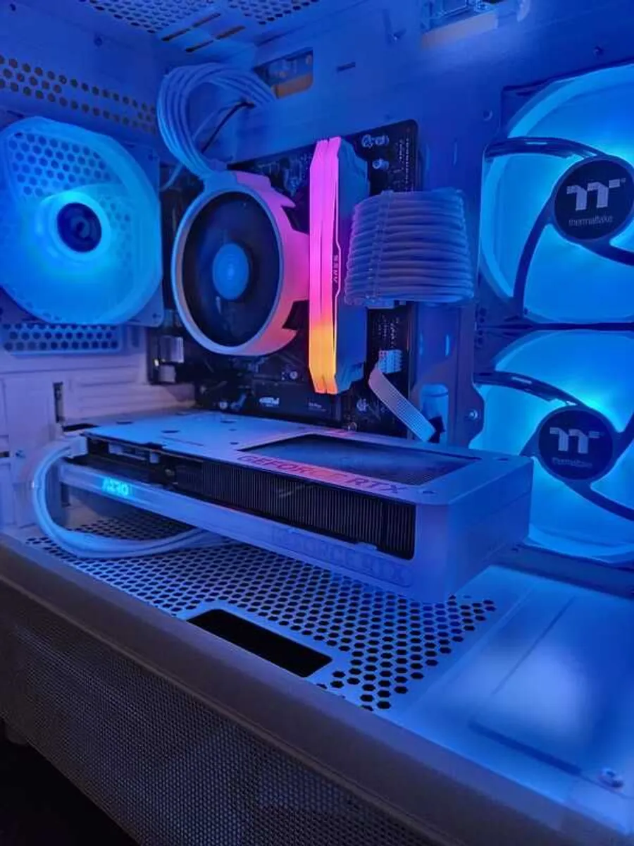 White gaming PC - Image 3