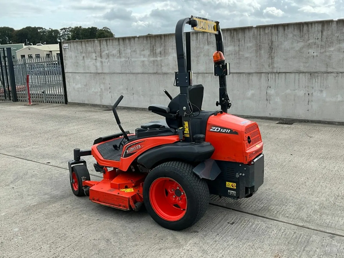 KUBOTA ZD1211 ZERO TURN RIDE ON DIESEL LAWNMOWER - Image 4