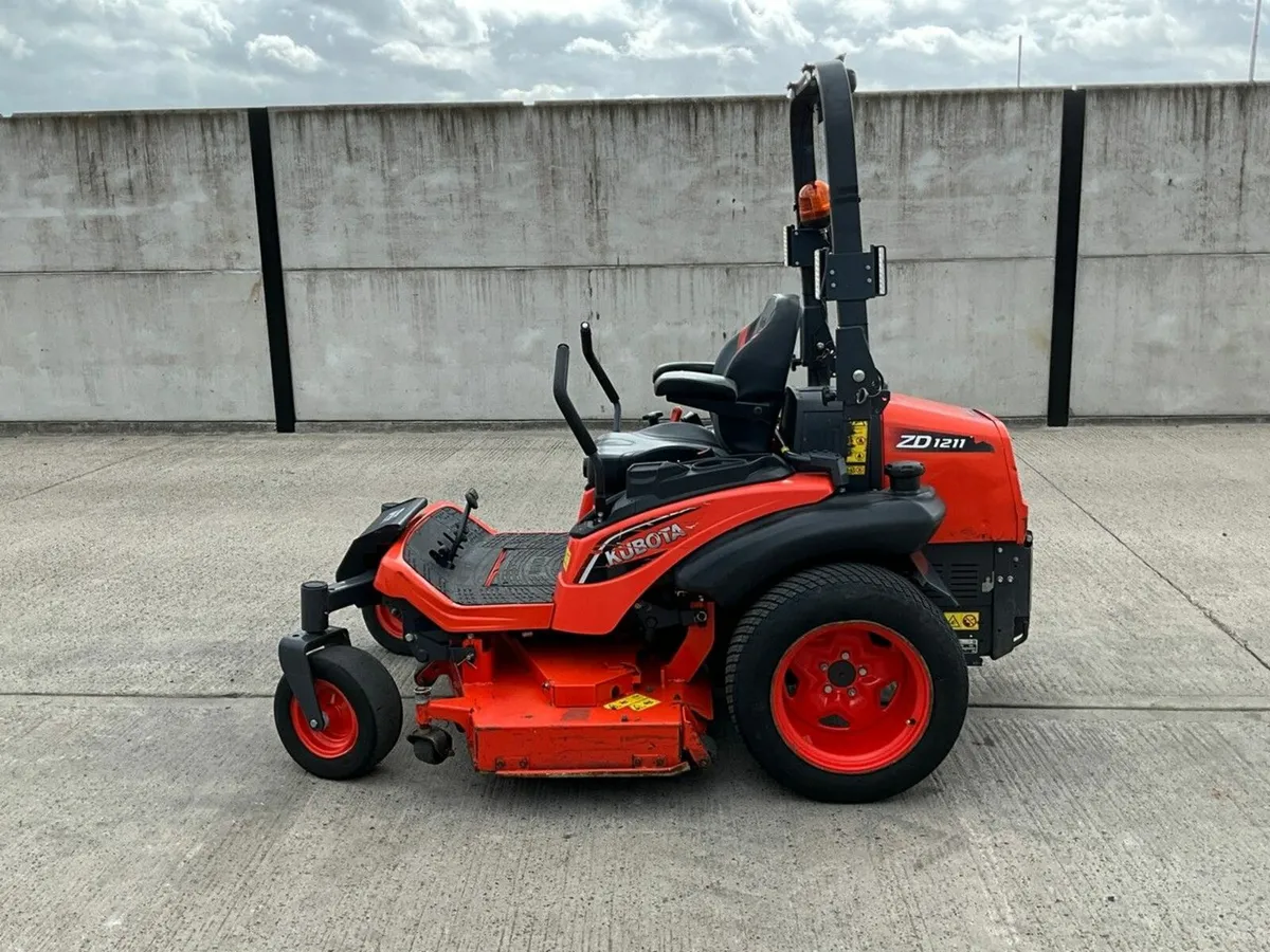 KUBOTA ZD1211 ZERO TURN RIDE ON DIESEL LAWNMOWER - Image 3