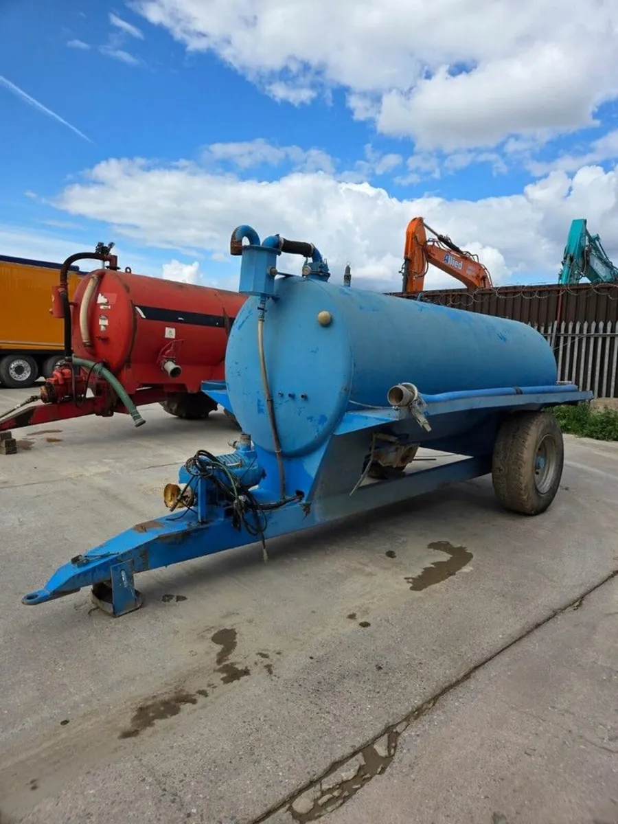 APPROX. 1000 GALLON SINGLE AXLE WATER BOWSER - Image 1