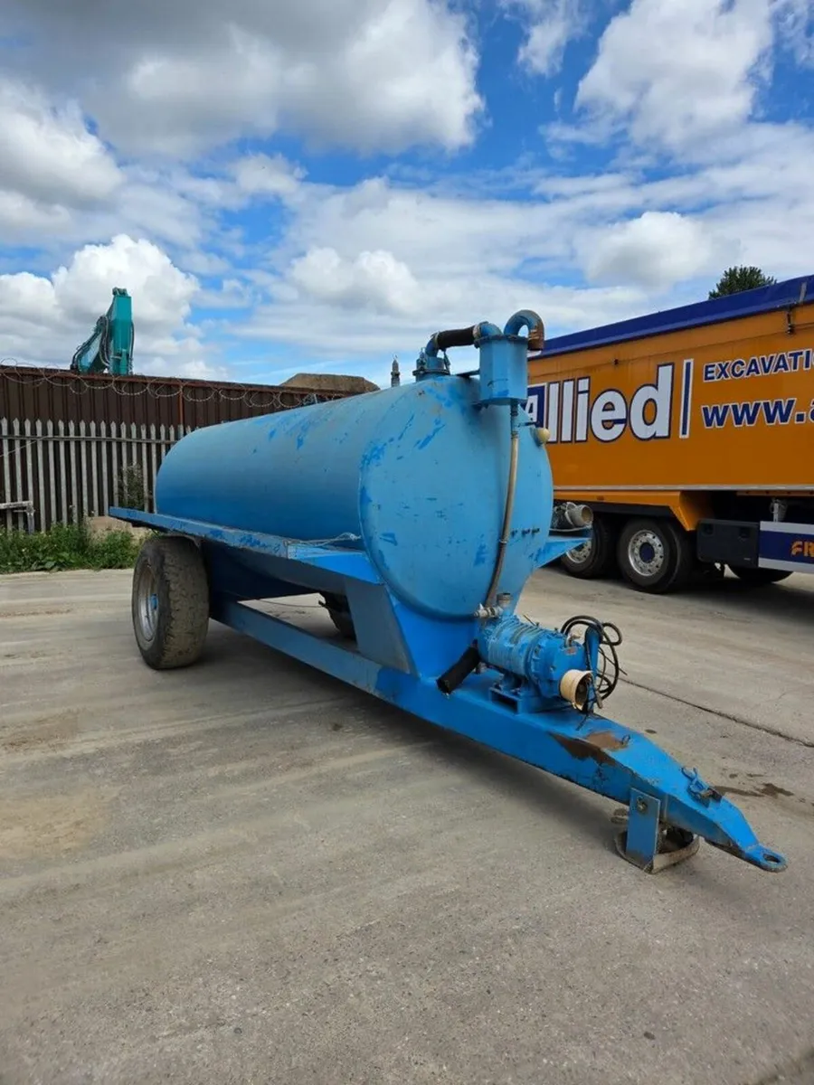 APPROX. 1000 GALLON SINGLE AXLE WATER BOWSER - Image 3