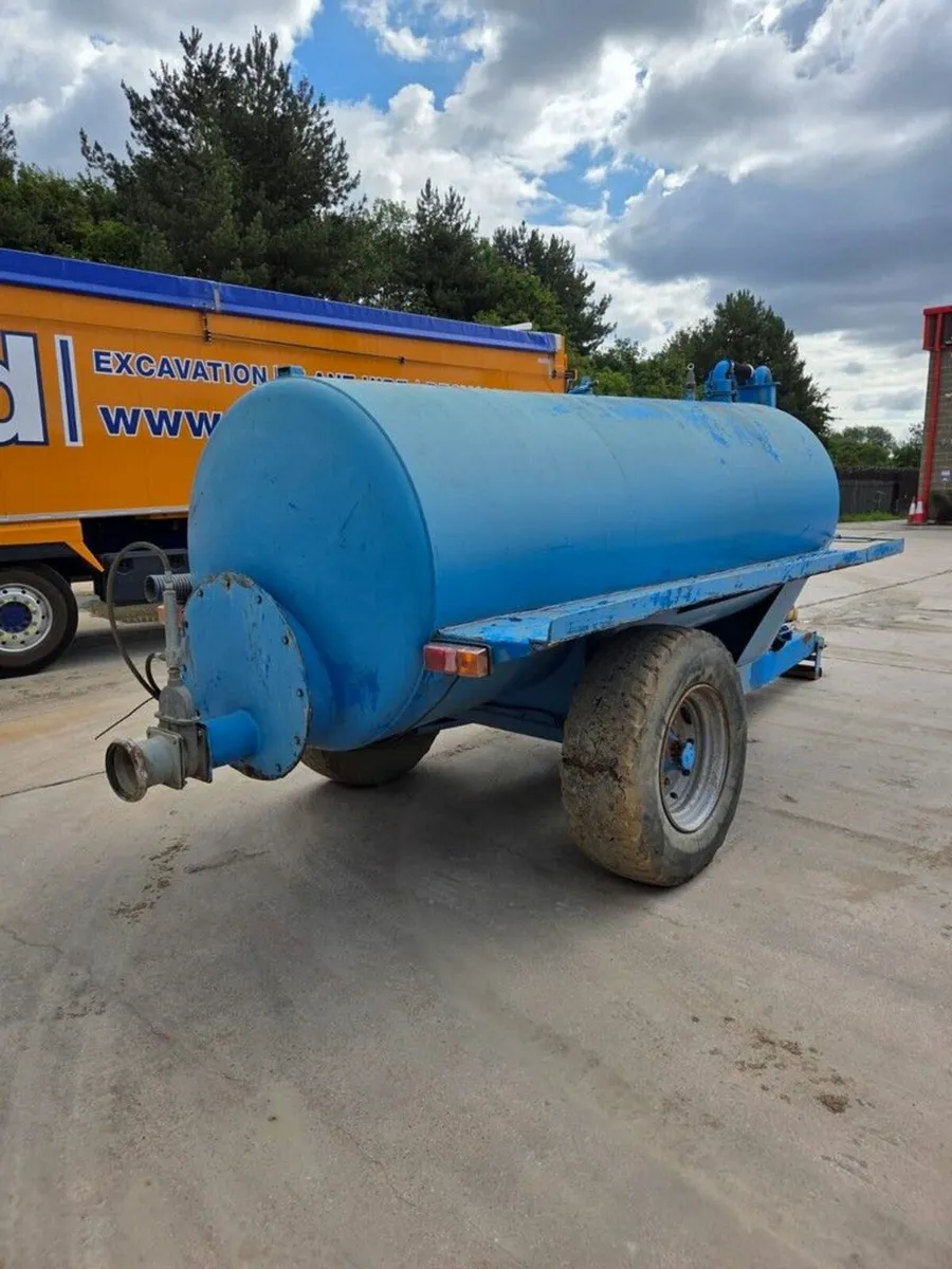 APPROX. 1000 GALLON SINGLE AXLE WATER BOWSER - Image 4