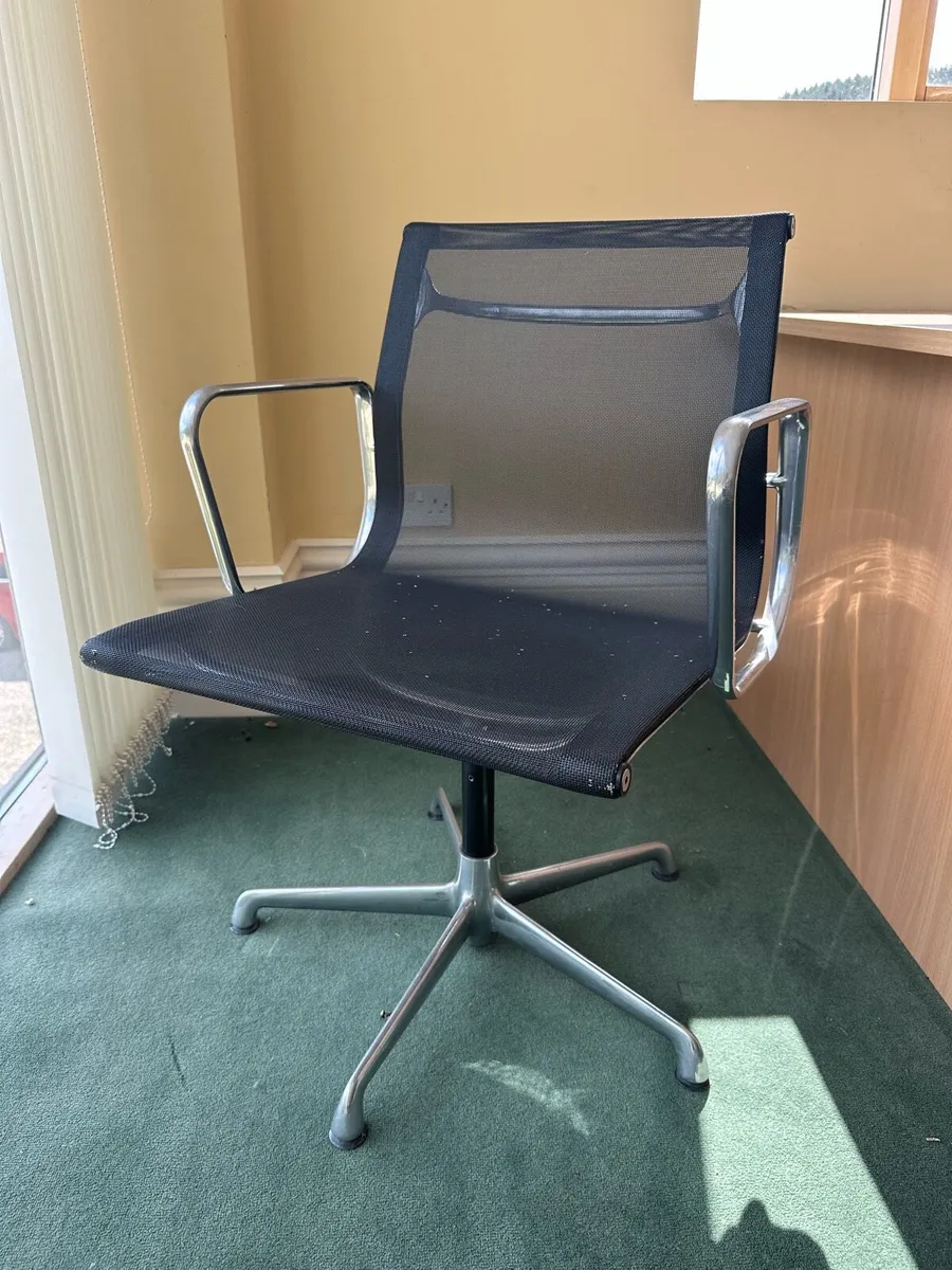 Meeting room table & chairs, desks, drawer units - Image 4