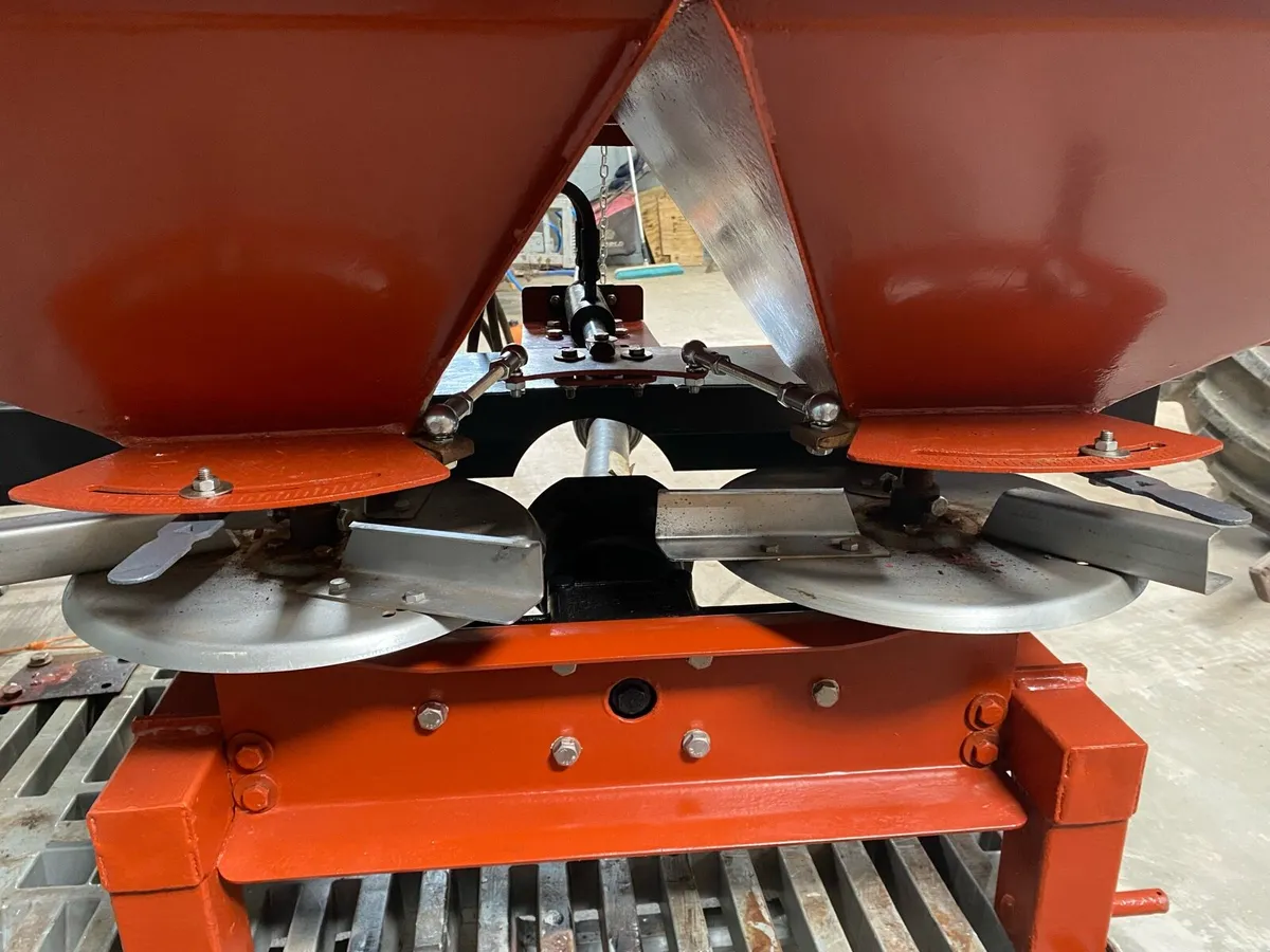 Fertiliser spreader - Image 2
