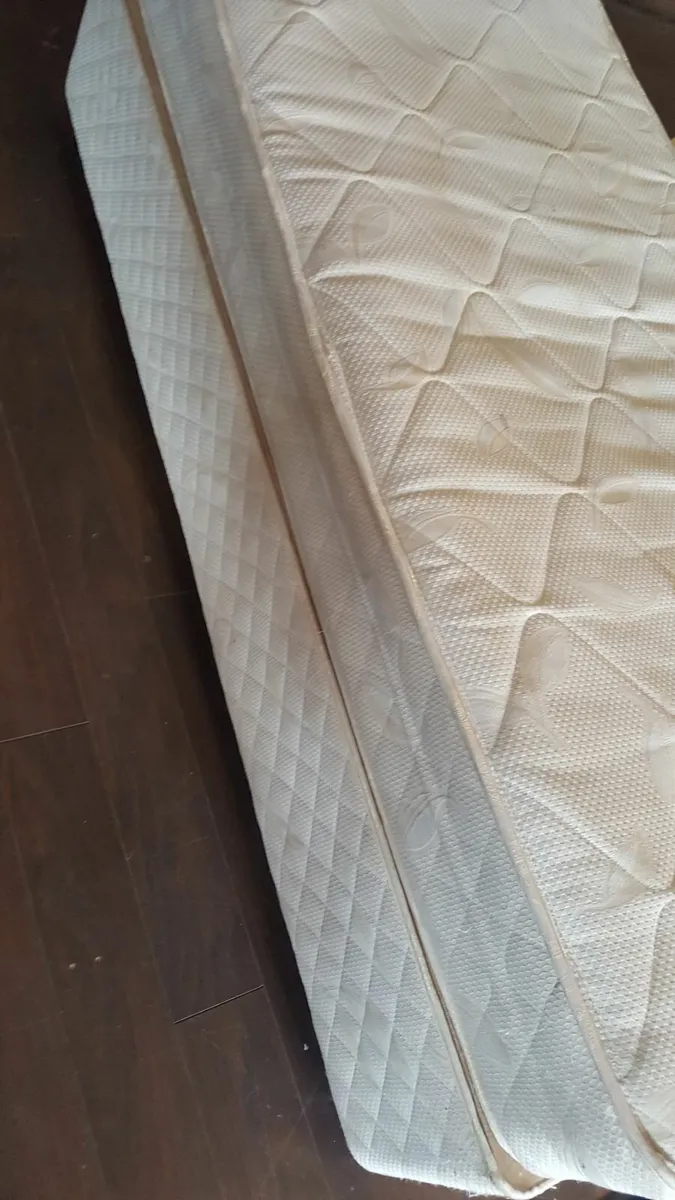 Single bed - Image 2