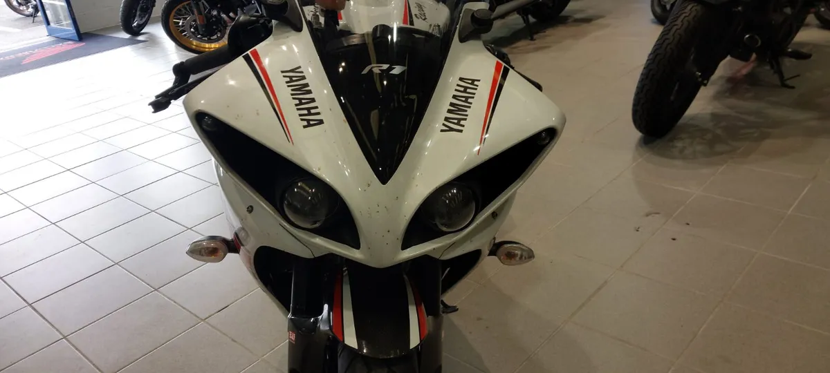 Yamaha R1 - Image 4