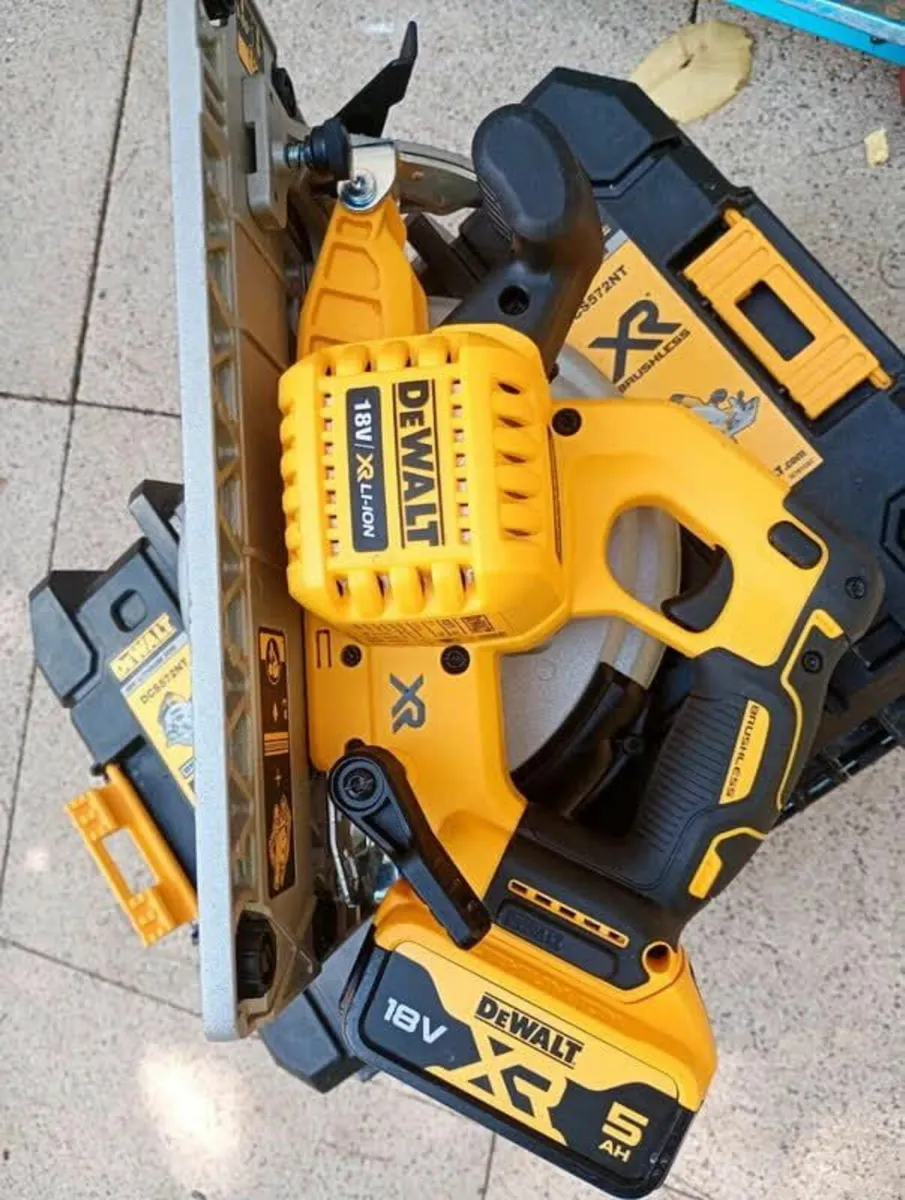 Dewalt Circular Saw With Battery & Case - Image 2