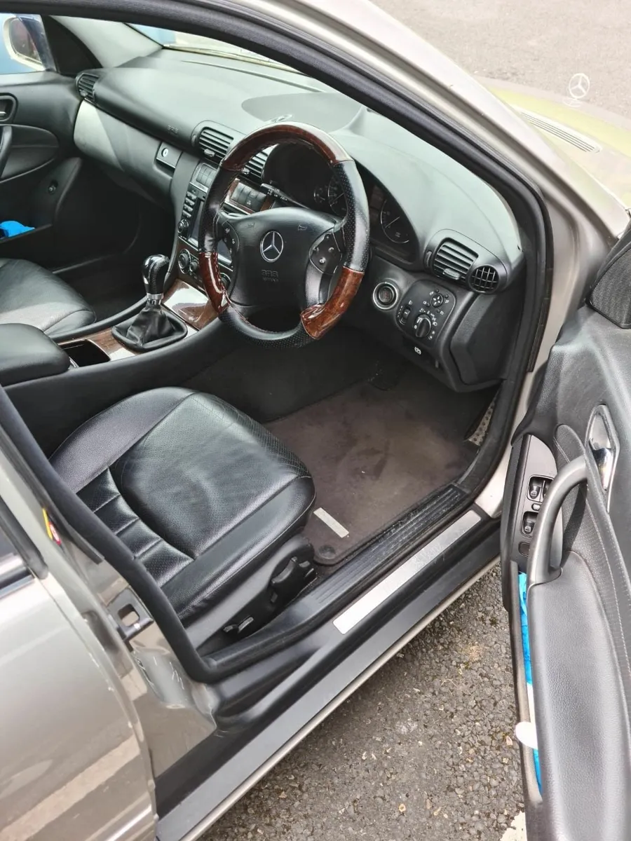 Mercedes-Benz C-Class 2005 - Image 2