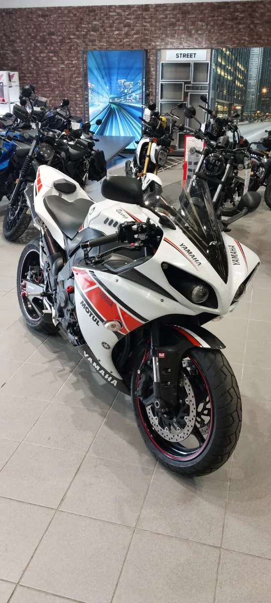 Yamaha R1 - Image 2