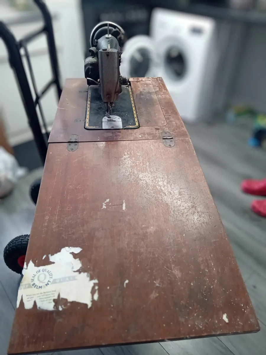 Singer sewing machine - Image 1