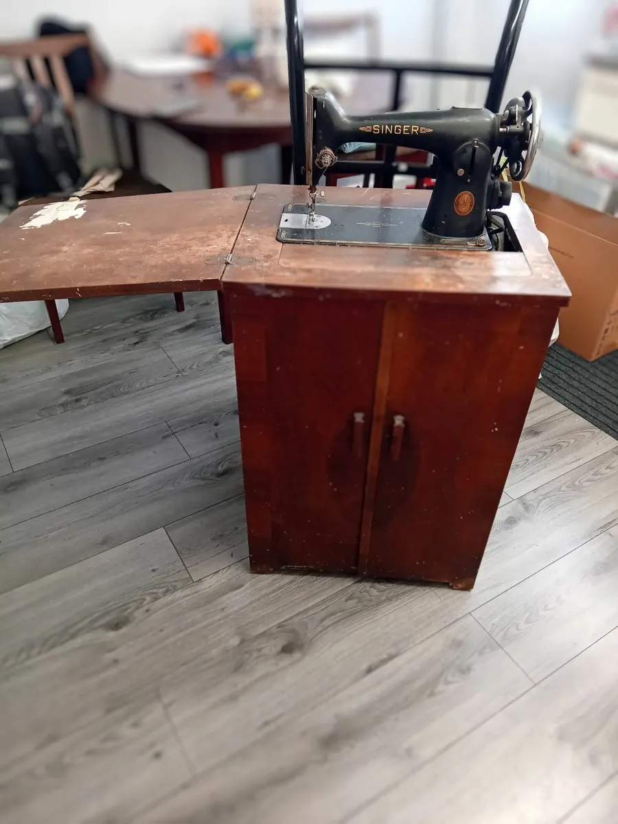 Singer sewing machine - Image 2