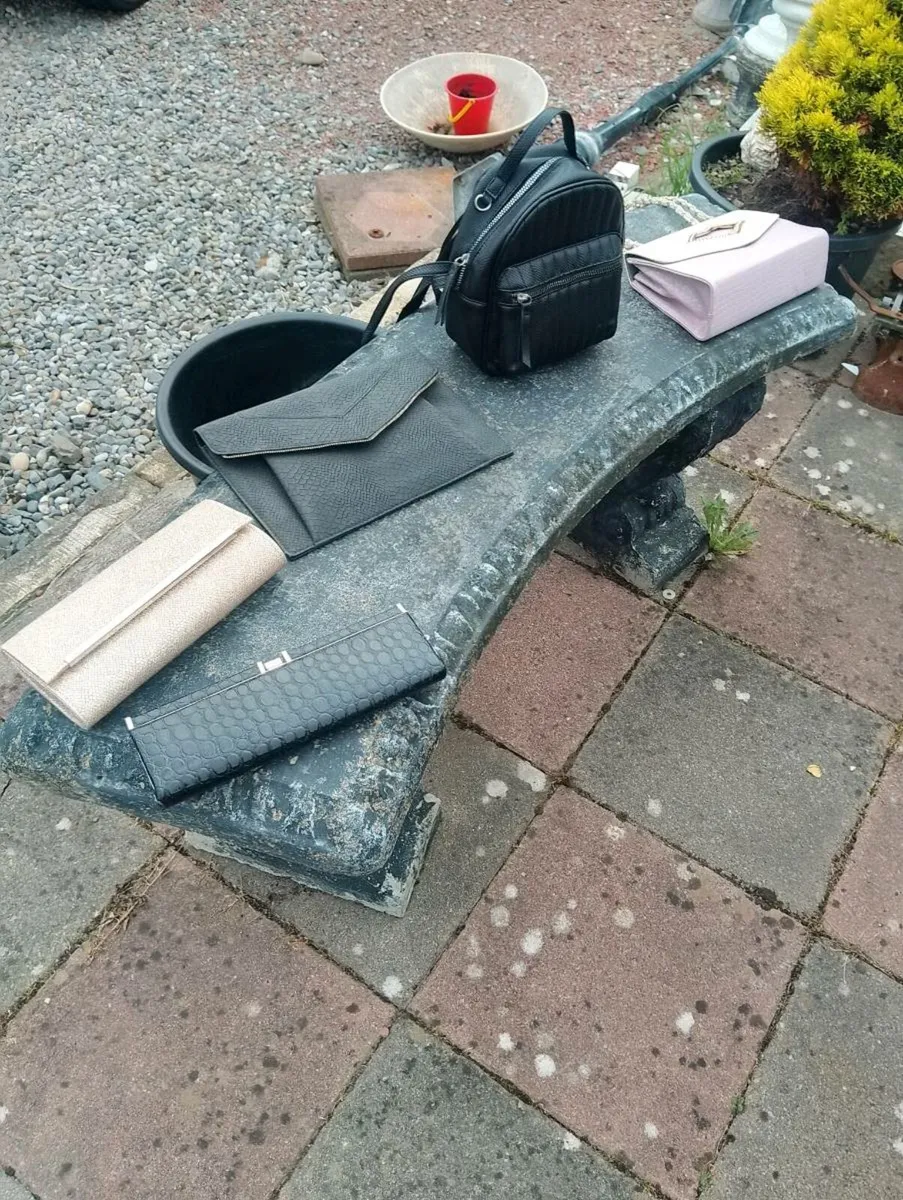 Collection of hand bags - Image 1