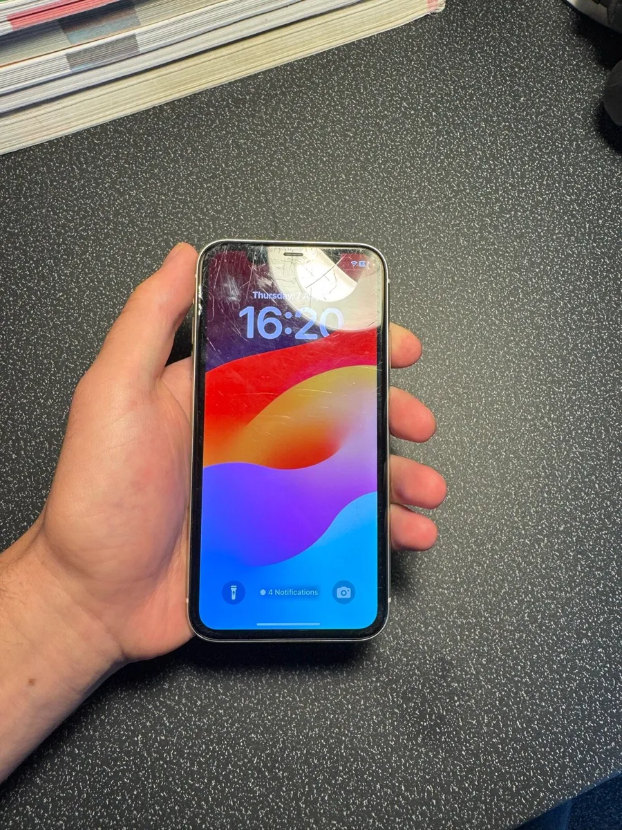 iPhone 11 - Image 2