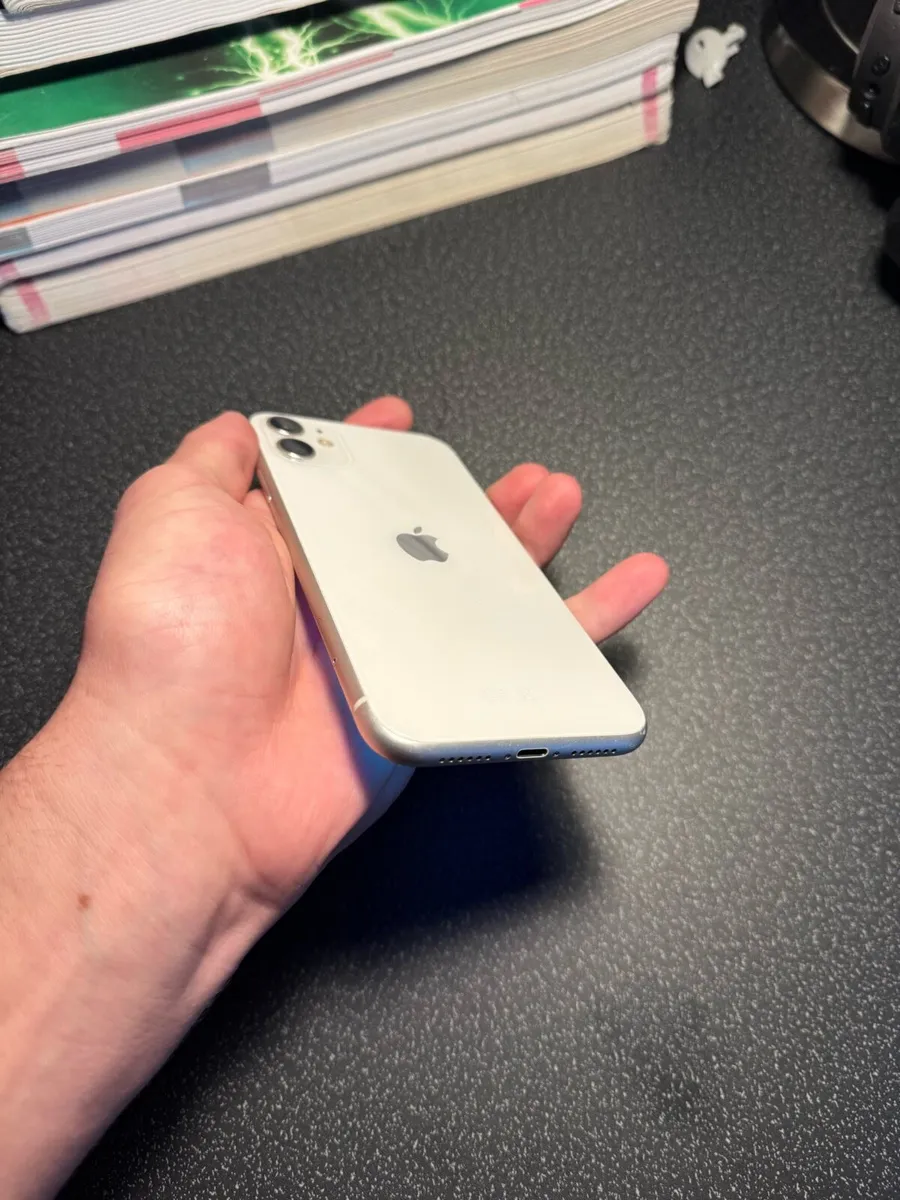 iPhone 11 - Image 4