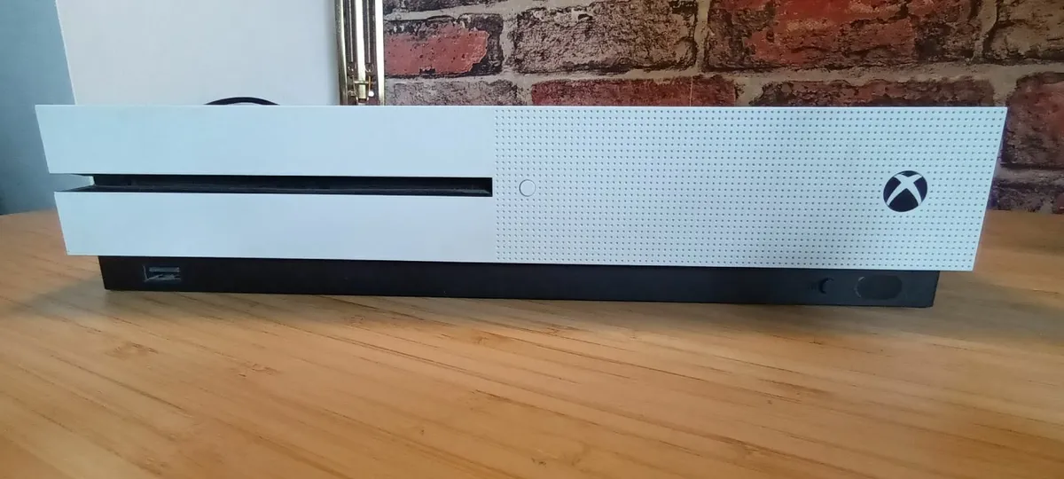 Xbox One S with cables+controller - good condition - Image 2
