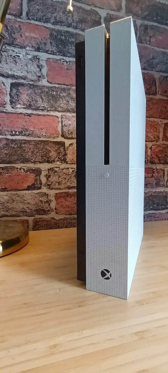 Xbox One S with cables+controller - good condition - Image 1