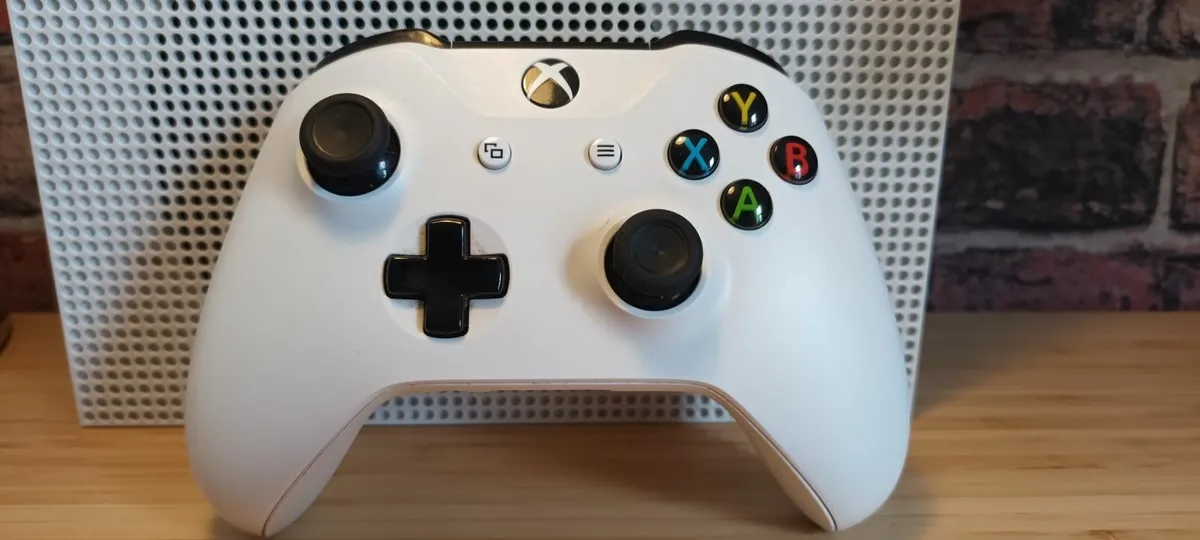 Xbox One S with cables+controller - good condition - Image 4