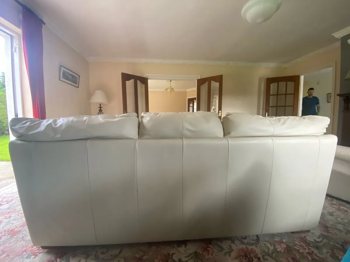 2 leather couches - Image 4