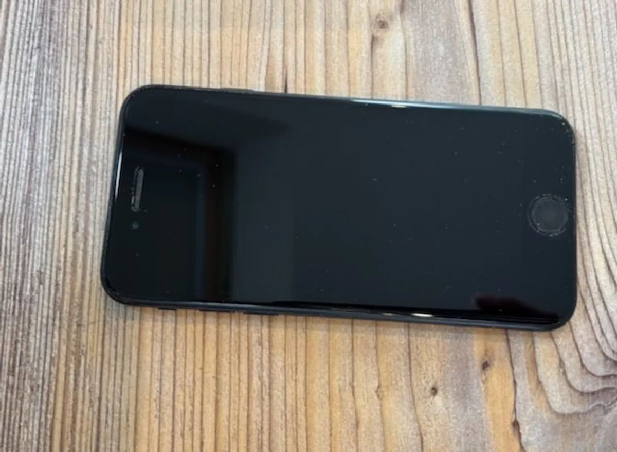 iPhone SE 2020 Black 128GB - Image 1