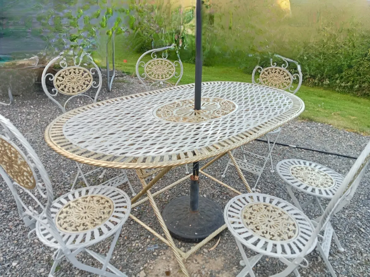 Garden table and Chairs - Image 1