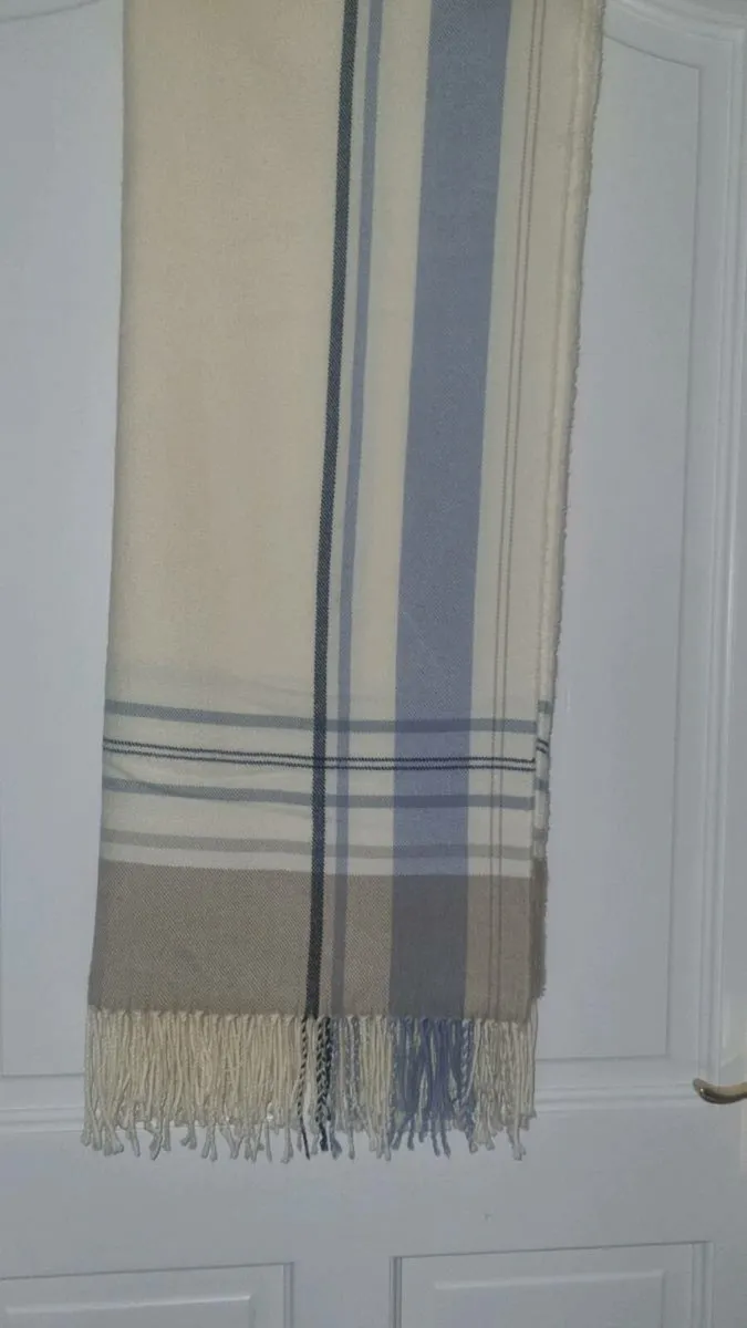 Curtains - Image 4