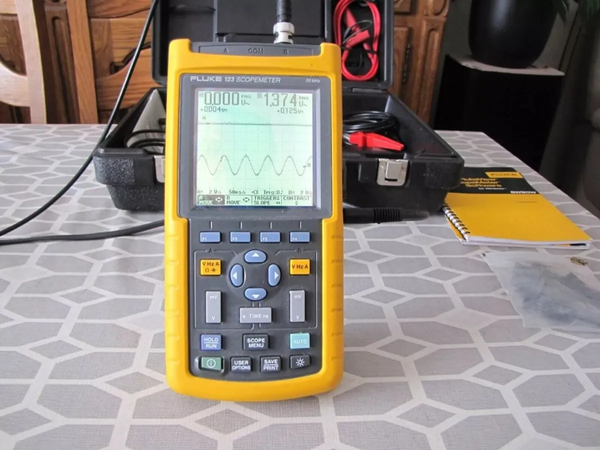Fluke 123 Scopemeter IR Sensor + PSU + Case - Image 1
