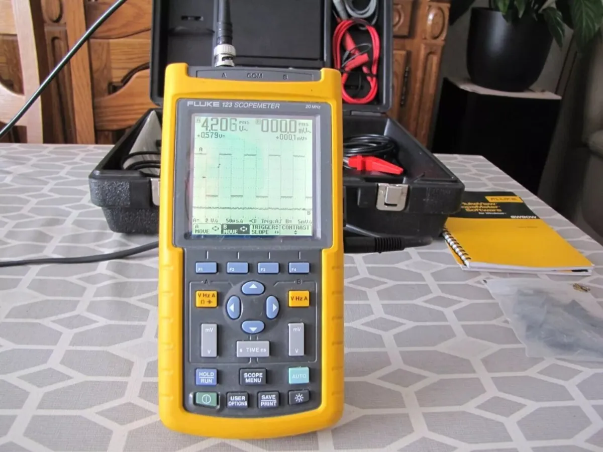 Fluke 123 Scopemeter IR Sensor + PSU + Case - Image 2