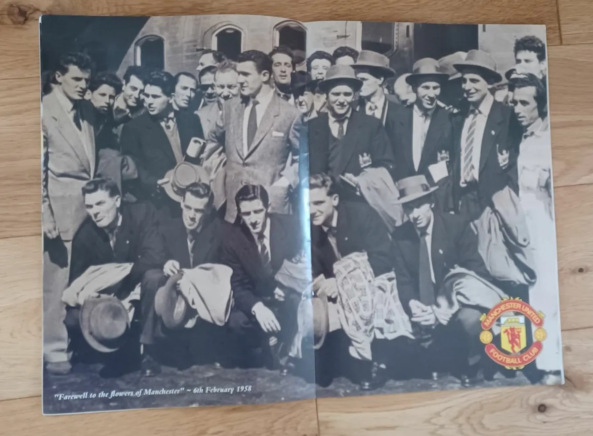 MANCHESTER UNITED MAGAZINES - Image 4