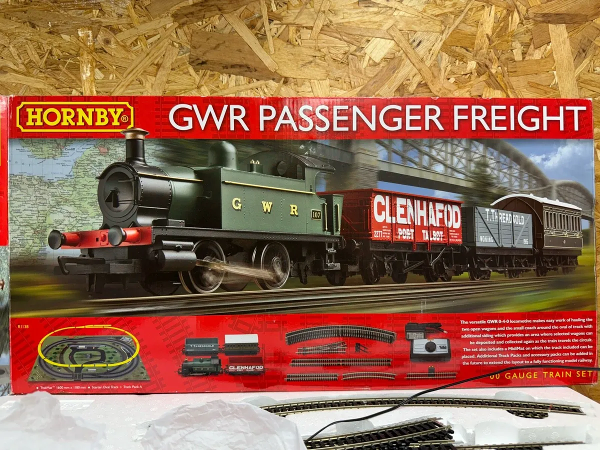 Hornby GWR passenger freight - Image 1