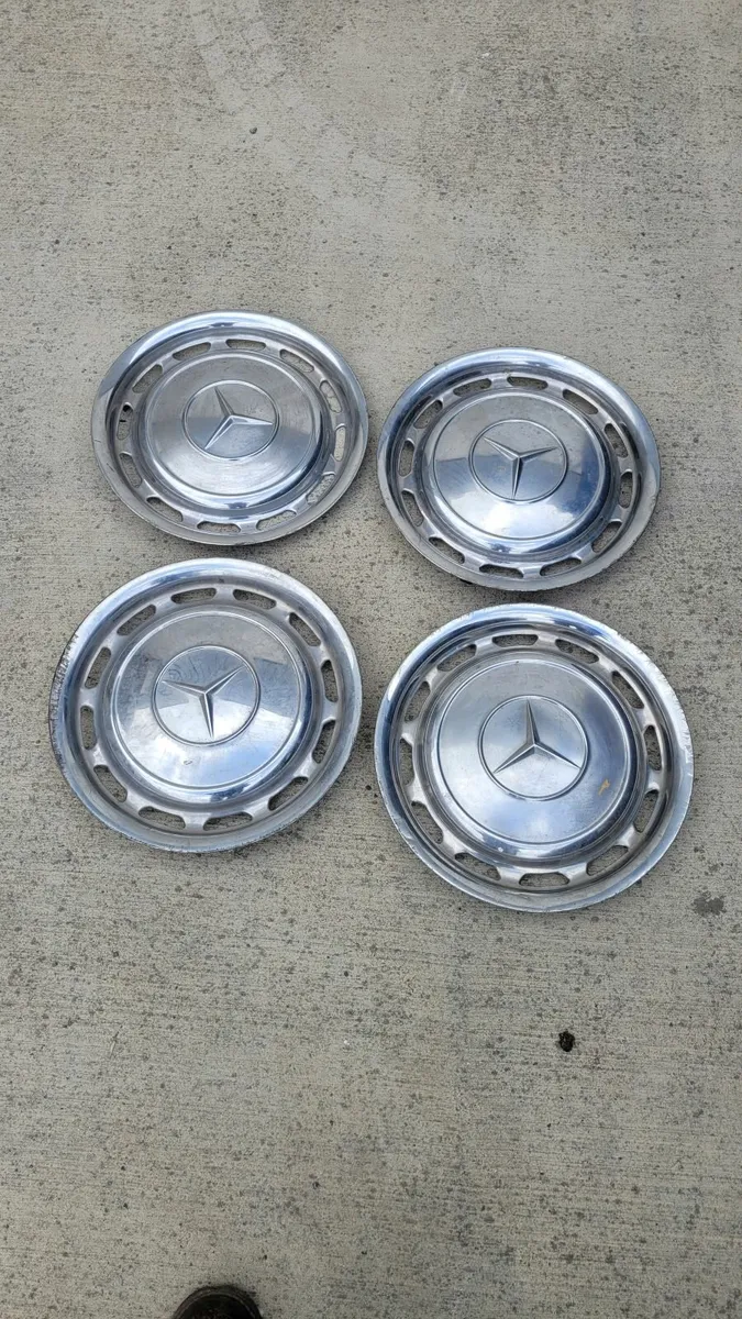 Mercedes hub caps