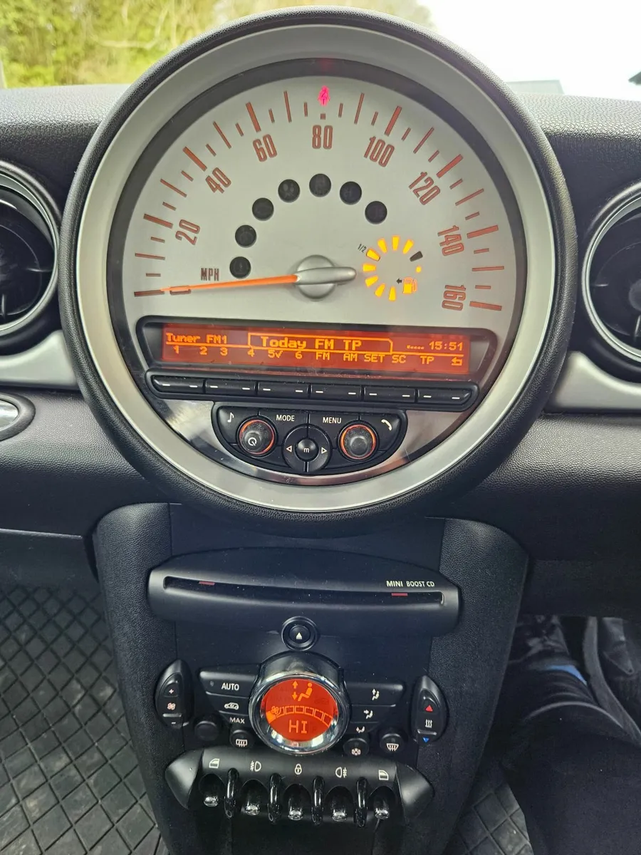 Mini Cooper 2011 - Image 2