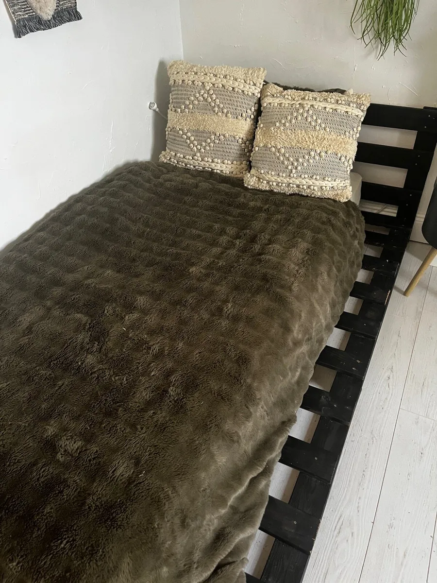 4ft Pallet style bed - Image 1