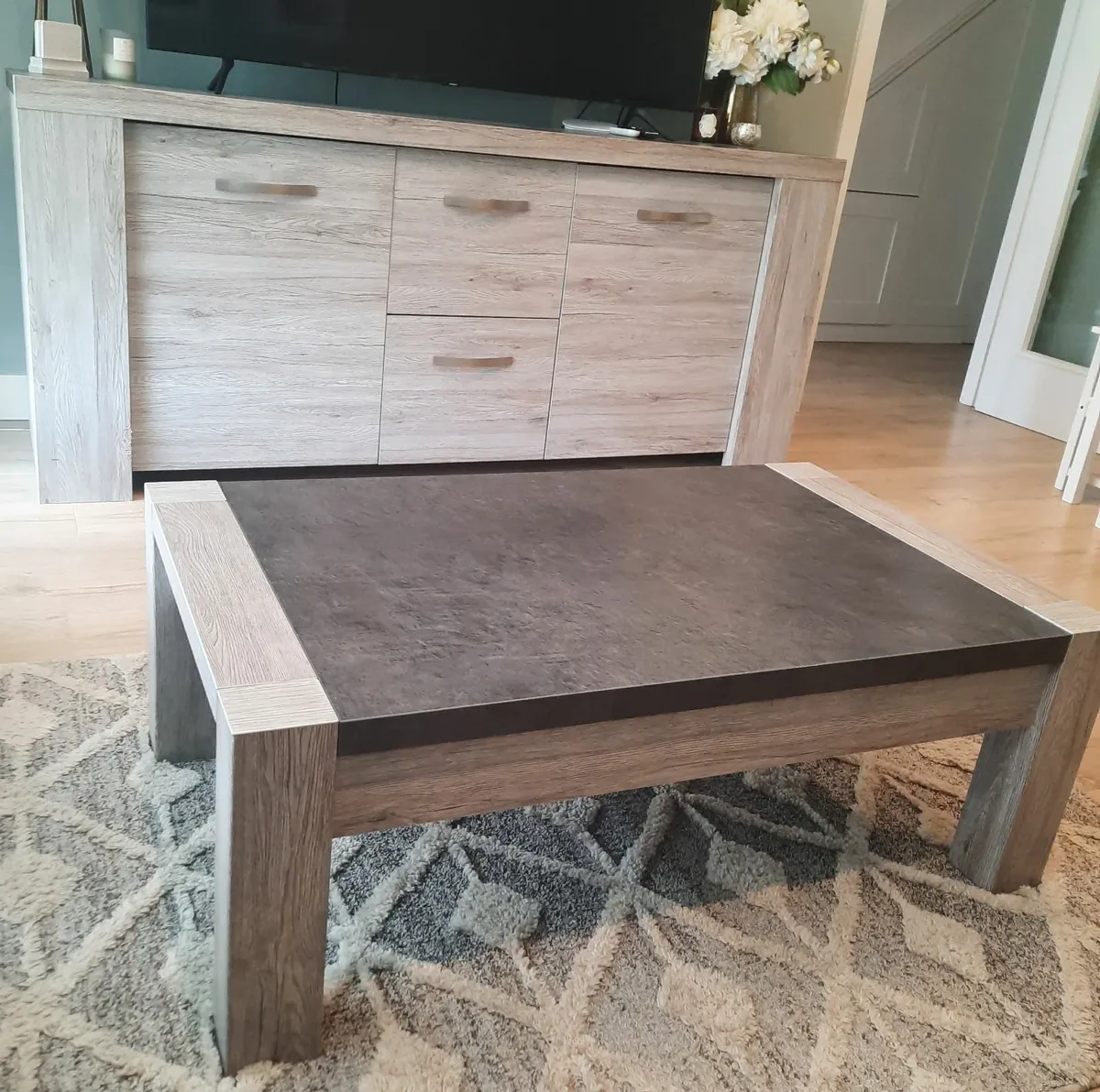 Two tone wooden coffee table - Image 4