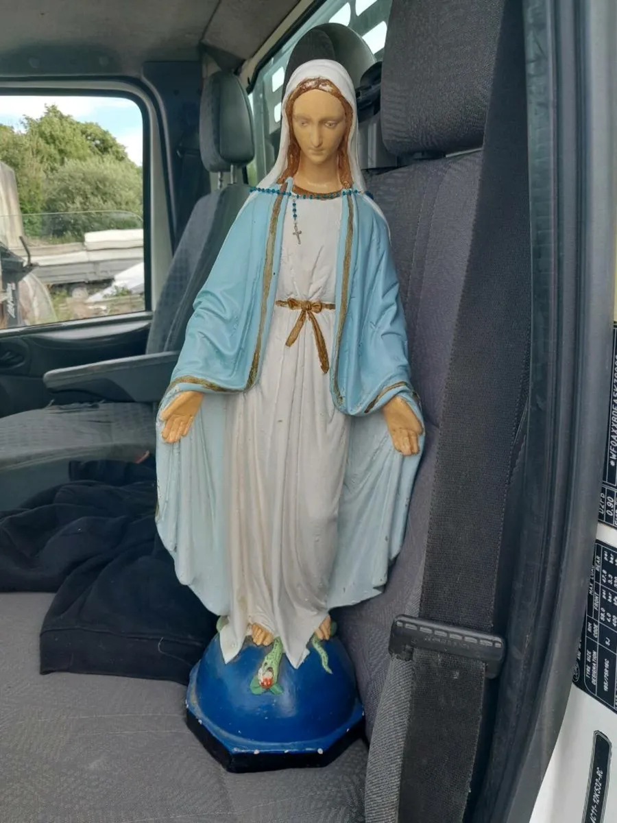 Old statues - Image 1
