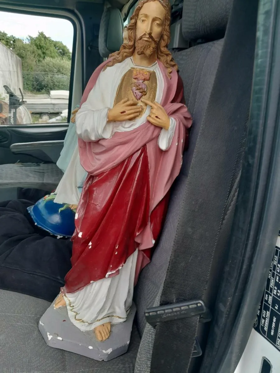 Old statues - Image 2