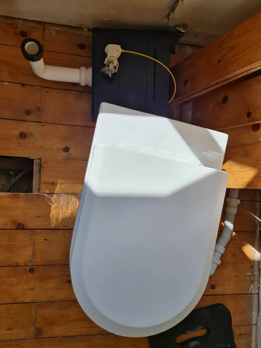 Toilet & concealed cistern - Image 3