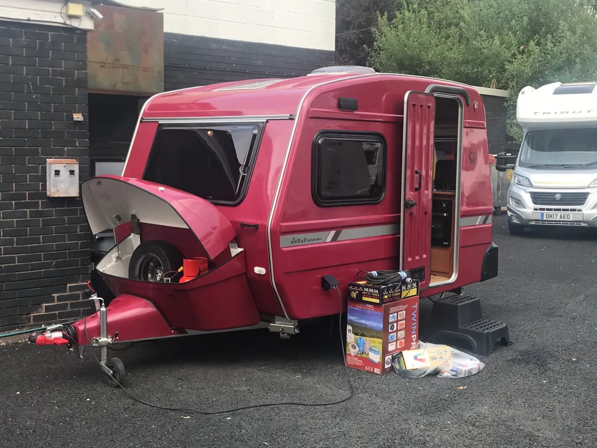 Caravan. - Image 1